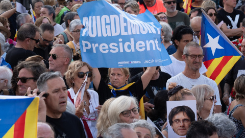 08/09/2024 Decenas de personas en la concentración para recibir al expresident de la Generalitat Carles Puigdemont. Foto de archivo. 08/09/2024 Decenas de personas en la concentración para recibir al expresident de la Generalitat Carles Puigdemont. Foto de archivo.