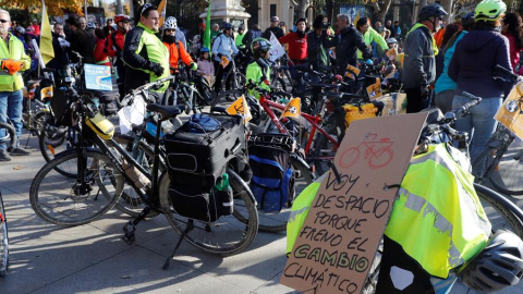 Manifestación en bicicleta (o empleando otro medio sostenible) por la lucha contra el cambio climático, celebrada este sábado por las calles de Madrid en el marco de los actos programados por la Cumbre Social por el Clima. EFE/Ballesteros