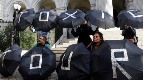 Miembros de varias organizaciones ecologistas protagonizan ante el edificio de la Bolsa de Madrid una protesta denominada "Toxic Tour" para denunciar a las multinacionales españolas que con su actividad "profundizan la crisis climática". EFE/Ballesteros