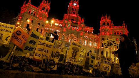 Pancartas antes el Palacio de Cibeles, sede del Ayuntamiento de Madrid. REUTERS/Rafael Marchante