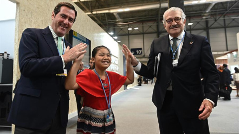 El presidente de la patronal española CEOE Antonio Graramendi (i), el Consejero Delegado de ENDESA José Bogas, y la activista india Devi kangujam, este Jueves en la Cumbre del Clima en Madrid.- EFE/ JJ Guillén