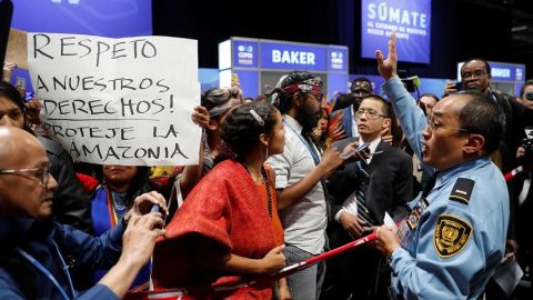 Protestas en defensa del Amazonas este miércoles en Ifema durante la Cumbre del Clima. EFE/Juan Carlos Hidalgo
