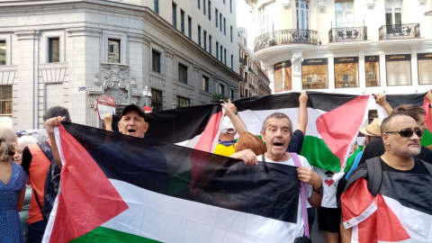 Varios asistentes con la bandera de Palestina, a 8 de septiembre de 2024 Varios asistentes con la bandera de Palestina, a 8 de septiembre de 2024