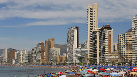 El informe incluye datos inéditos sobre el estado actual en la ocupación del suelo de nuestras costas, base de importantes actividades económicas como el turismo. En la imagen, una playa de Benidorm. EFE El informe incluye datos inéditos sobre el estado actual en la ocupación del suelo de nuestras costas, base de importantes actividades económicas como el turismo. En la imagen, una playa de Benidorm. EFE