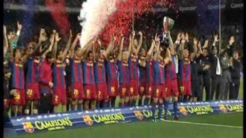El Barça recibe el trofeo de campeón de Liga El Barça recibe el trofeo de campeón de Liga