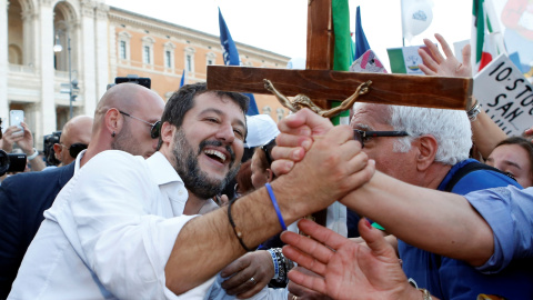 19/10/2019.- Un partidario se da la mano con el líder del partido de la Liga, Matteo Salvini, después de una manifestación en Roma. REUTERS / Remo Casilli 19/10/2019.- Un partidario se da la mano con el líder del partido de la Liga, Matteo Salvini, después de una manifestación en Roma. REUTERS / Remo Casilli