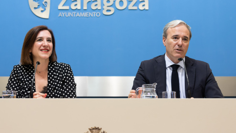 El alcalde de Zaragoza, Jorge Azcón (PP), y la vicealcaldesa Sara Fernández (C’s), en una rueda de prensa. AYUNTAMIENTO DE ZARAGOZA El alcalde de Zaragoza, Jorge Azcón (PP), y la vicealcaldesa Sara Fernández (C’s), en una rueda de prensa. AYUNTAMIENTO DE ZARAGOZA