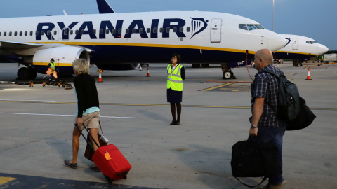 Pasajeros caminan hacia un avión de Ryanair en el aeropuerto de Stansted (Londres). /REUTERS Pasajeros caminan hacia un avión de Ryanair en el aeropuerto de Stansted (Londres). /REUTERS