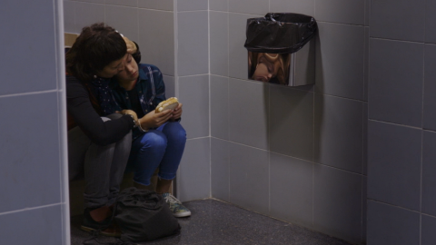 Imagen del documental donde se ve a algunos alumnos. / Picotazos de cristal Imagen del documental donde se ve a algunos alumnos. / Picotazos de cristal