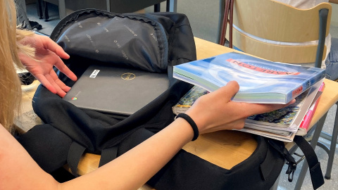 Una alumna saca el contenido de su mochila durante una clase en la escuela secundaria Pohjolanrinne de Riihimaki (Finlandia). REUTERS/Elviira Luoma Una alumna saca el contenido de su mochila durante una clase en la escuela secundaria Pohjolanrinne de Riihimaki (Finlandia). REUTERS/Elviira Luoma