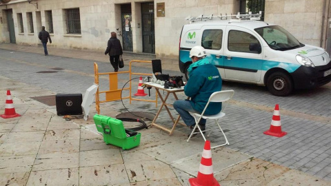 Imagen de la instalación de fibra en una calle de Palencia. E.P. Imagen de la instalación de fibra en una calle de Palencia. E.P.