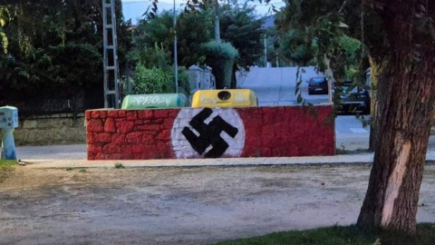 Fotografía de la pintada neonazi difundida por Más Madrid Alpedrete. Fotografía de la pintada neonazi difundida por Más Madrid Alpedrete.