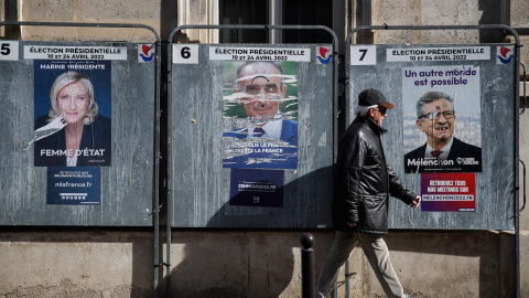 4/04/2022-Un hombre pasa junto a carteles que muestran a los candidatos presidenciales franceses en París, Francia, el lunes 4 de abril 4/04/2022-Un hombre pasa junto a carteles que muestran a los candidatos presidenciales franceses en París, Francia, el lunes 4 de abril