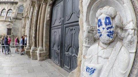 La fachada de Platerías de la catedral de Santiago de Compostela ha aparecido esta mañana con un grafiti en una de sus figuras, que aparece pintada emulando a uno de los miembros de Kiss, la banda estadounidense de 'hard rock'. . EFE/Lavandeira jr La fachada de Platerías de la catedral de Santiago de Compostela ha aparecido esta mañana con un grafiti en una de sus figuras, que aparece pintada emulando a uno de los miembros de Kiss, la banda estadounidense de 'hard rock'. . EFE/Lavandeira jr