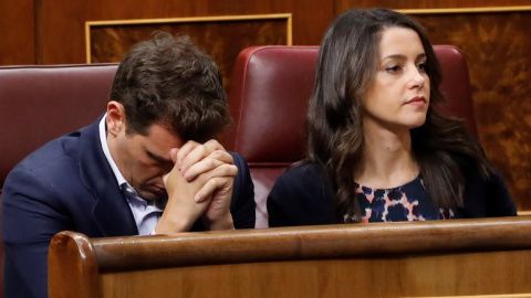 El exlíder de Ciudadanos, Albert Rivera (i) y la actual portavoz, Inés Arrimadas (d) en el hemiclo del Congreso. El exlíder de Ciudadanos, Albert Rivera (i) y la actual portavoz, Inés Arrimadas (d) en el hemiclo del Congreso.