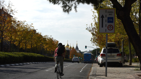 Un ciclista circula por el carril bici de la Gran Vía de Hortaleza, en Madrid./ Fernando Sánchez Un ciclista circula por el carril bici de la Gran Vía de Hortaleza, en Madrid./ Fernando Sánchez