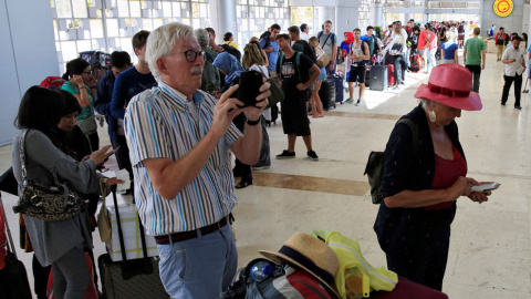 Unos 150 turistas españoles se encuentran en el aeropuerto de Mataram, en Lombok, para abandonar la isla indonesia. / Reuters