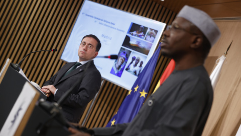 El ministro de Asuntos Exteriores, Unión Europea y Cooperación, José Manuel Albares (i), y el presidente del Consejo de Ministros del G5 Sahel y ministro chadiano de Economía, Planificación del Desarrollo y Cooperación internacional, Mahamat Hamid K El ministro de Asuntos Exteriores, Unión Europea y Cooperación, José Manuel Albares (i), y el presidente del Consejo de Ministros del G5 Sahel y ministro chadiano de Economía, Planificación del Desarrollo y Cooperación internacional, Mahamat Hamid K