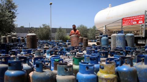 bombonas de gas esperan bloqueadas en el paso de Jan Younis. REUTERS/Ibraheem Abu Mustafa bombonas de gas esperan bloqueadas en el paso de Jan Younis. REUTERS/Ibraheem Abu Mustafa