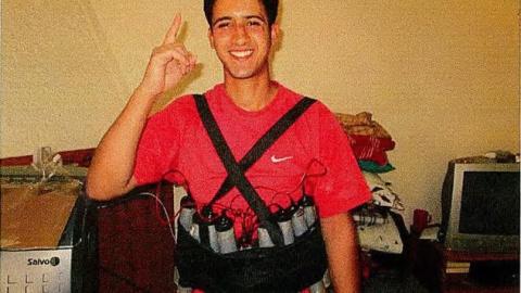 Youssef Aalla portando un chaleco cargado de explosivos.