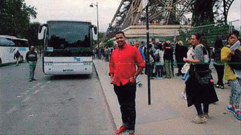 el terrorista Omar Hichamy fotografiandose en la Torre Eiffel.