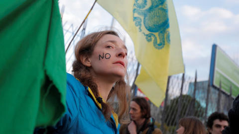 Activistas de Extinction Rebellion protestan en la entrada del recinto ferial de Ifema, en Madrid, al comienzo de la cumbre del clima. REUTERS/Juan Medina Activistas de Extinction Rebellion protestan en la entrada del recinto ferial de Ifema, en Madrid, al comienzo de la cumbre del clima. REUTERS/Juan Medina