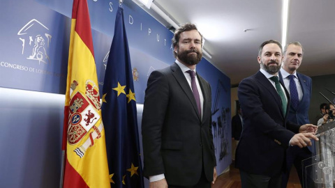 El presidente de Vox, Santiago Abascal (c), acompañado del secretario general de Vox Javier Ortega Smith (d), y el portavoz del Grupo Parlamentario de Vox Iván Espinosa de los Monteros (i), este miércoles en el Congreso. /EFE El presidente de Vox, Santiago Abascal (c), acompañado del secretario general de Vox Javier Ortega Smith (d), y el portavoz del Grupo Parlamentario de Vox Iván Espinosa de los Monteros (i), este miércoles en el Congreso. /EFE