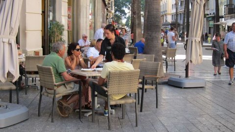 Una camarera atiende una mesa en Malaga. E.P. Una camarera atiende una mesa en Malaga. E.P.