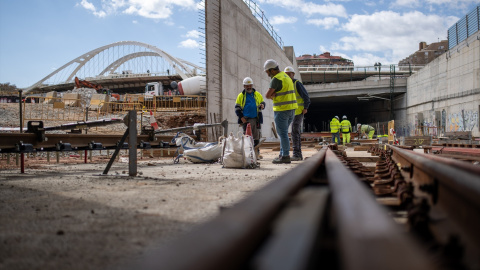 Varios obreros trabajan en la nueva fase de la estructura central de la cubierta de la estación de La Sagrera, a 12 de marzo de 2024, en Barcelona,