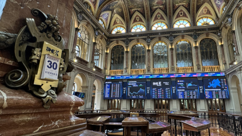 Vista del patio de negociación de la Bolsa de Madrid, y los paneles informativos con la marcha del mercado. EFE/Ana Bornay Vista del patio de negociación de la Bolsa de Madrid, y los paneles informativos con la marcha del mercado. EFE/Ana Bornay