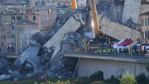 Una grúa trabaja en las labores de búsqueda de víctimas y retirada de los escombros del puente que el martes se desplomó en Génova (Italiaa. EFE/ Luca Zennaro Una grúa trabaja en las labores de búsqueda de víctimas y retirada de los escombros del puente que el martes se desplomó en Génova (Italiaa. EFE/ Luca Zennaro