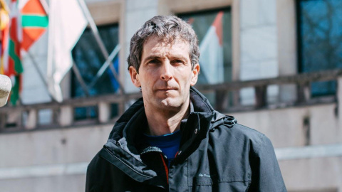 Ahoztar Zelaieta, autor del libro "El narco-oasis vasco", frente al Palacio de Justicia de Bilbao. TXALAPARTA Ahoztar Zelaieta, autor del libro "El narco-oasis vasco", frente al Palacio de Justicia de Bilbao. TXALAPARTA
