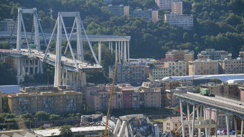 Vista del puente Morandi, en la Autopista A10 italiana, a su paso por Génova,mientras una grúa trabaja en las labores de búsqueda de víctimas y retirada de los escombros tras el derrumbe de una sección este martes. EFE/ Luca Zennaro