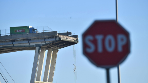 Un camión permanece en una de las secciones de un puente que aún se mantienen en pie tras su derrumbe el martes en Génova (Italia). EFE/ Luca Zennaro