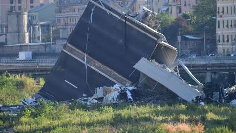 Detalle de la sección derrumbada del puente que el martes se desplomó en Génova (Italia). EFE/ Luca Zennaro