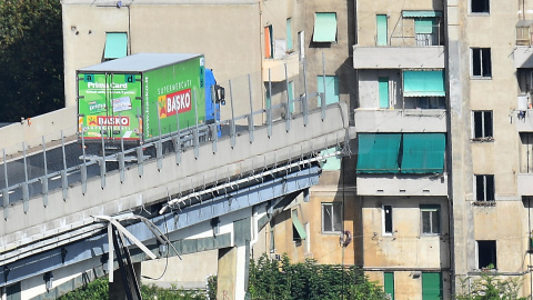Un camión permanece al borde de la sección que continúa en pie del puente que el martes se desplomó en Génova (Italia). EFE/ Luca Zennaro