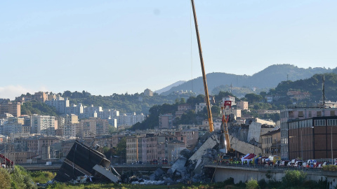 Una grúa trabaja en las labores de búsqueda de víctimas y retirada de los escombros del puente que el martes se desplomó en Génova (Italia). EFE/ Luca Zennaro