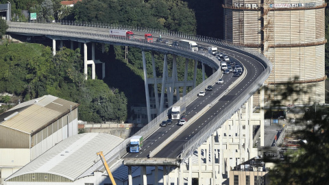 Vehículos permanecen sobre una sección de un puente que continúa en pie tras el desplome de un tramo el martes en Génova (Italia). EFE/ Flavio Lo Scalzo