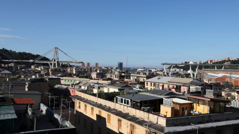 Vista de puente Morandi, tras el desplome de una sección que continúa el martes, en Génova (Italia). REUTERS/Stefano Rellandini