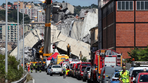 Los equipos de rescate trabajan para la retirada de los escombros del puente Morandi y la búsqueda de supervivientes, tras el derrumbe de este martes. REUTERS/Stefano Rellandini