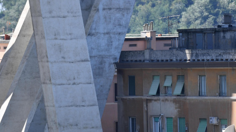 Detalle de una de las secciones de un puente que aún se mantienen en pie sobre unos edificios tras su derrumbe el martes en Génova (Italia). EFE/ Luca Zennaro