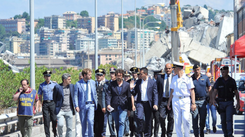 El vice primer ministro italiano, Luigi Di Maio (c-d), y el ministro de Transportes e Infraestructuras, Danilo Toninelli (c-i), visitan el puente que se desplomó el martes en Génova (Italia). EFE/ Alessandro Di Marco