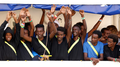 Migrantes a bordo del Aquarius celebran su llegada a Malta. REUTERS/Darrin Zammit Lupi Migrantes a bordo del Aquarius celebran su llegada a Malta. REUTERS/Darrin Zammit Lupi