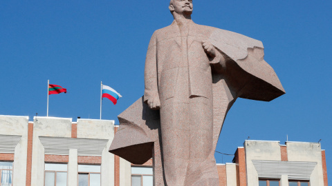 Una estatua de Lenin frente al edificio del parlamento en Tiráspol, capital de la autoproclamada república separatista de Transnistria, en territorio de Moldavia. Una estatua de Lenin frente al edificio del parlamento en Tiráspol, capital de la autoproclamada república separatista de Transnistria, en territorio de Moldavia.