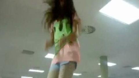 Se sube en una mesa a bailar en medio de una biblioteca ante el asombro de los asistentes Se sube en una mesa a bailar en medio de una biblioteca ante el asombro de los asistentes