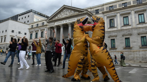 Dos personas disfrazadas de dinosaurios por Ecologistas en Acción, frente al Congreso de los Diputados, a 26 de abril de 2022. Dos personas disfrazadas de dinosaurios por Ecologistas en Acción, frente al Congreso de los Diputados, a 26 de abril de 2022.