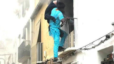 Una persona salva de las llamas a un vecino en Dènia. / IMAGEN CEDIDA POR LEVANTE-EMV Una persona salva de las llamas a un vecino en Dènia. / IMAGEN CEDIDA POR LEVANTE-EMV