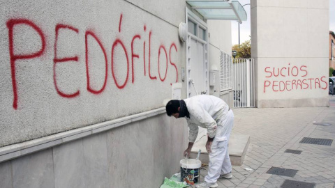 Una pintada en la parroquia granadina del padre Román, a punto de ser juzgazdo por supuestos abusos a menores.- EFE / Archivo Una pintada en la parroquia granadina del padre Román, a punto de ser juzgazdo por supuestos abusos a menores.- EFE / Archivo