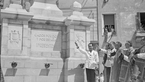 El alcalde franquista de Sabadell en la inauguración del monumento a los caídos, en 1943 El alcalde franquista de Sabadell en la inauguración del monumento a los caídos, en 1943