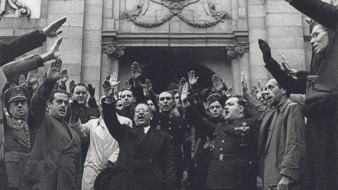 Generales franquistas, junto a otras personalidades del régimen, a las puertas de la iglesia de Santa Bárbara, en Madrid, en el año 1945 Generales franquistas, junto a otras personalidades del régimen, a las puertas de la iglesia de Santa Bárbara, en Madrid, en el año 1945